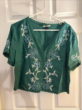Universal Thread Green V- Neck w/ White & Light-Blue Flora Embroidered Blouse